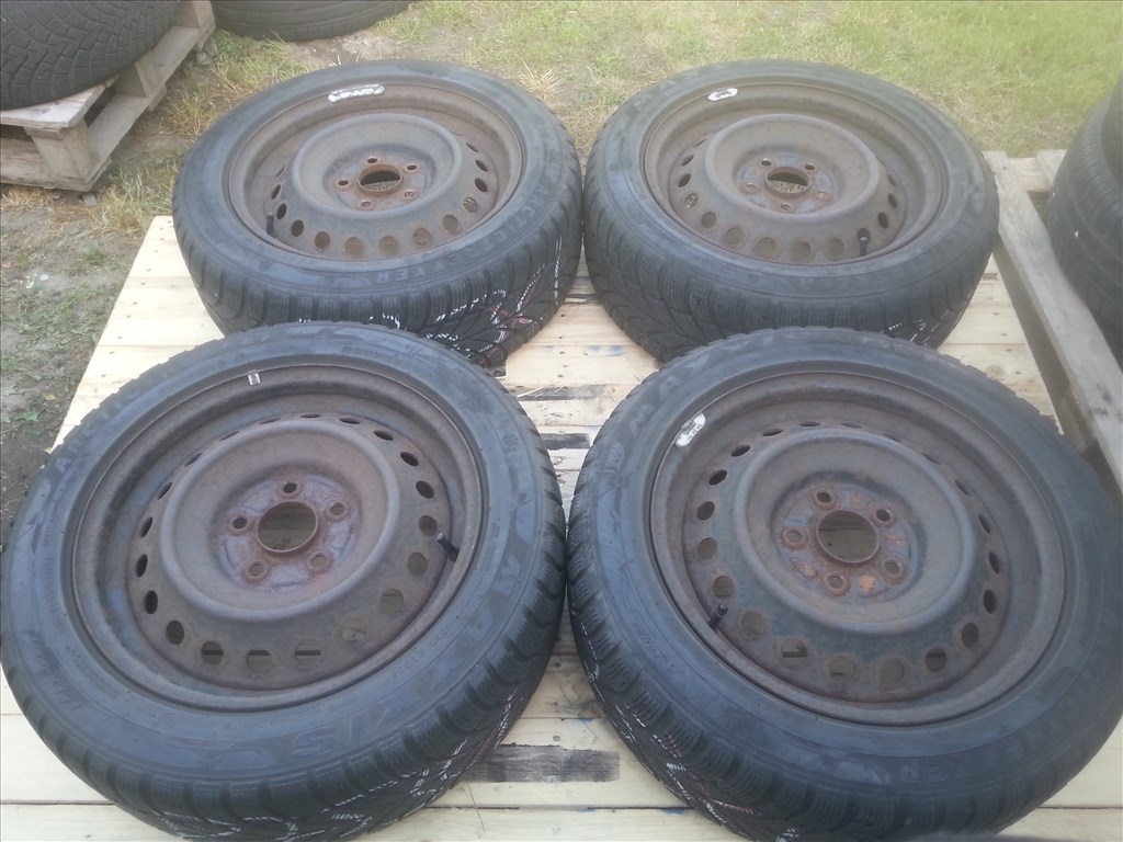  5x114.3 lyukosztású 16" Toyota lemezfelni, rajta 205/55 Maxxis téli gumi  1. kép