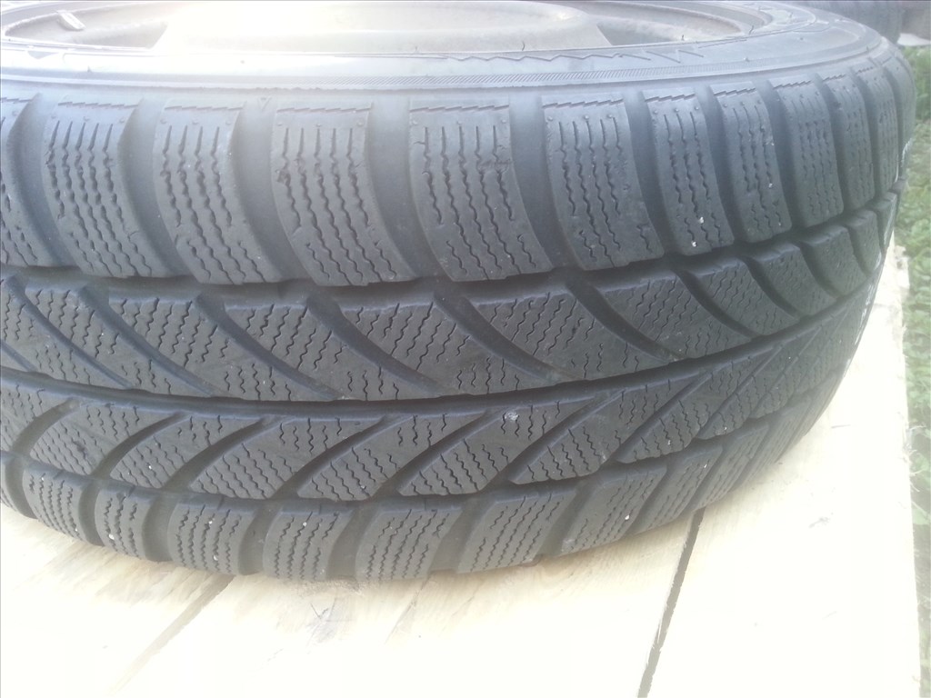  5x114.3 lyukosztású 16" Toyota lemezfelni, rajta 205/55 Maxxis téli gumi  2. kép