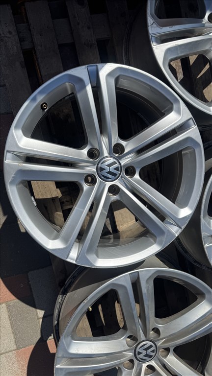  5x112 lyukosztású 18" használt Volkswagen Mallory alufelni, rajta 235/40 új Dunlop nyári gumi 2. kép
