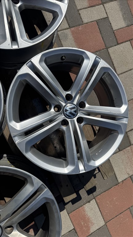  5x112 lyukosztású 18" használt Volkswagen Mallory alufelni, rajta 235/40 új Dunlop nyári gumi 3. kép