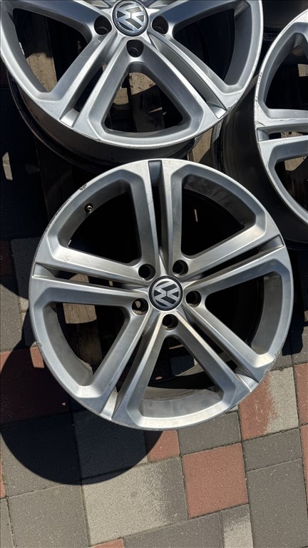  5x112 lyukosztású 18" használt Volkswagen Mallory alufelni, rajta 235/40 új Dunlop nyári gumi 4. kép