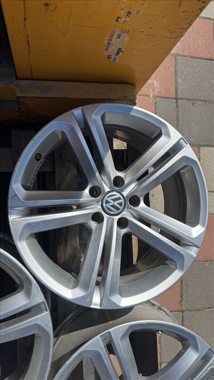  5x112 lyukosztású 18" használt Volkswagen Mallory alufelni, rajta 235/40 új Dunlop nyári gumi 5. kép