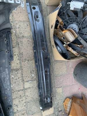 Dacia Sandero III első lökhárító merevítő keresztartó vas 620102955y
