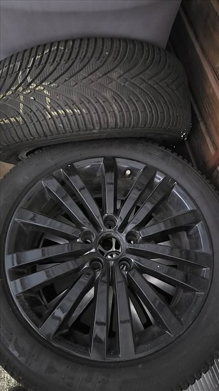  5x112 lyukosztású 17" használt (gyári felni) alufelni, rajta 225/50 újszerű Kleber téli gumi gumi  1. kép