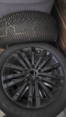  5x112 lyukosztású 17" használt (gyári felni) alufelni, rajta 225/50 újszerű Kleber téli gumi gumi 
