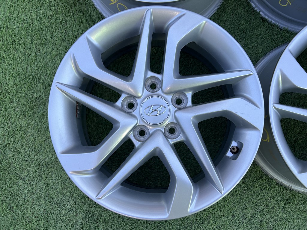 5x114.3 16" Hyundai gyári alufelni + TPMS szenzor 6,5Jx16h2 ET45 2. kép