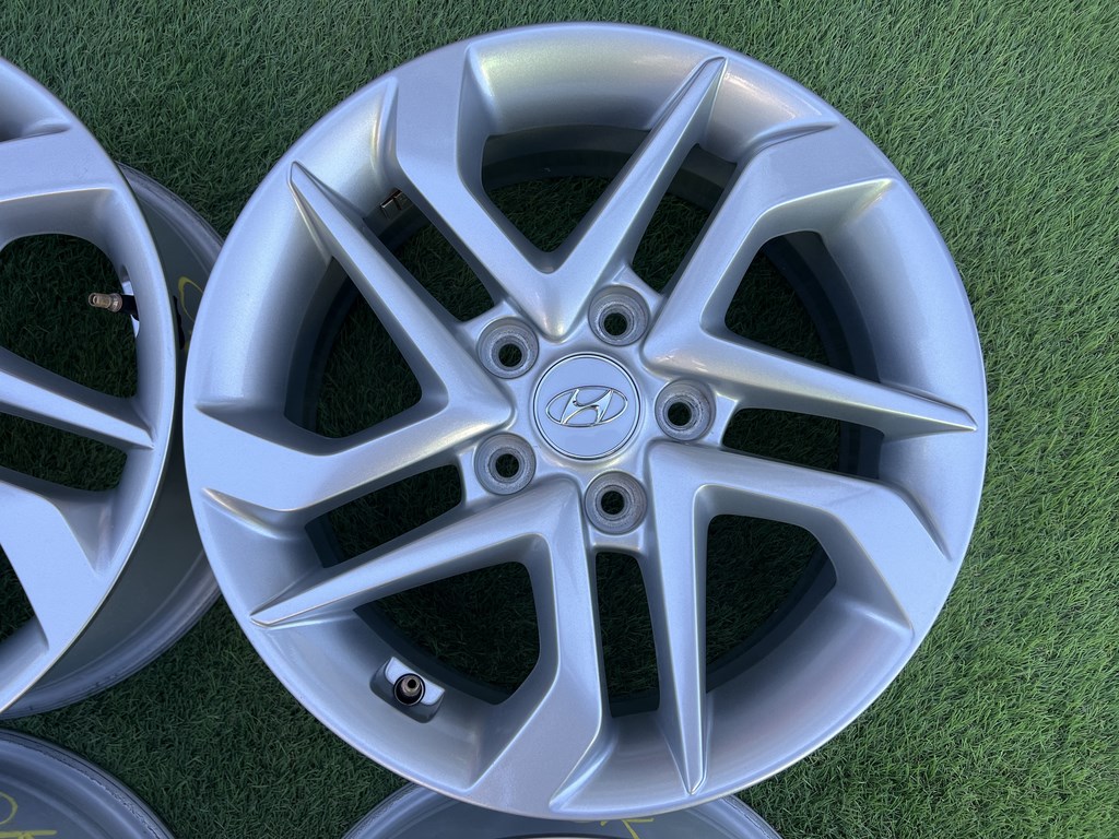 5x114.3 16" Hyundai gyári alufelni + TPMS szenzor 6,5Jx16h2 ET45 4. kép