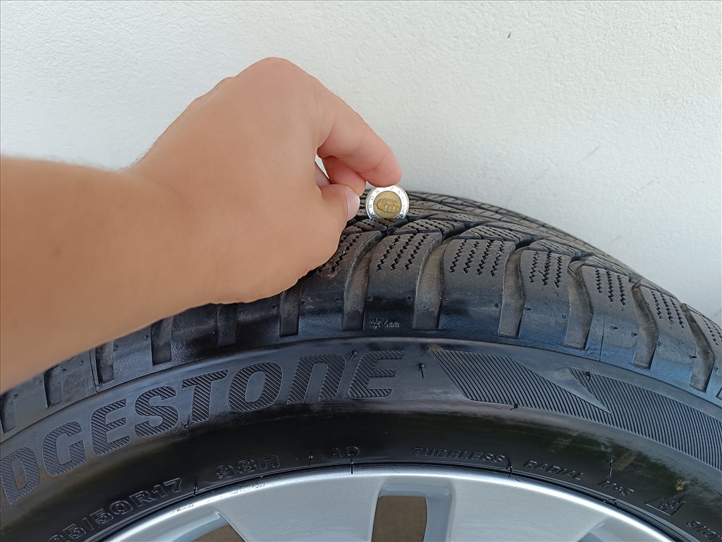  5x120 lyukosztású 17" újszerű (gyári felni) alufelni, rajta 225/50 újszerű Bridgestone téli gumi  4. kép