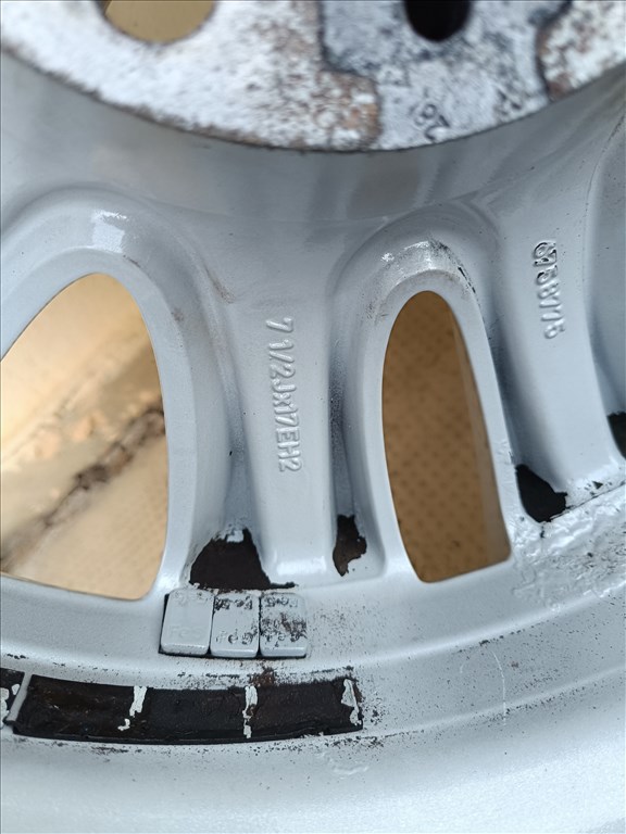  5x120 lyukosztású 17" újszerű (gyári felni) alufelni, rajta 225/50 újszerű Bridgestone téli gumi  5. kép