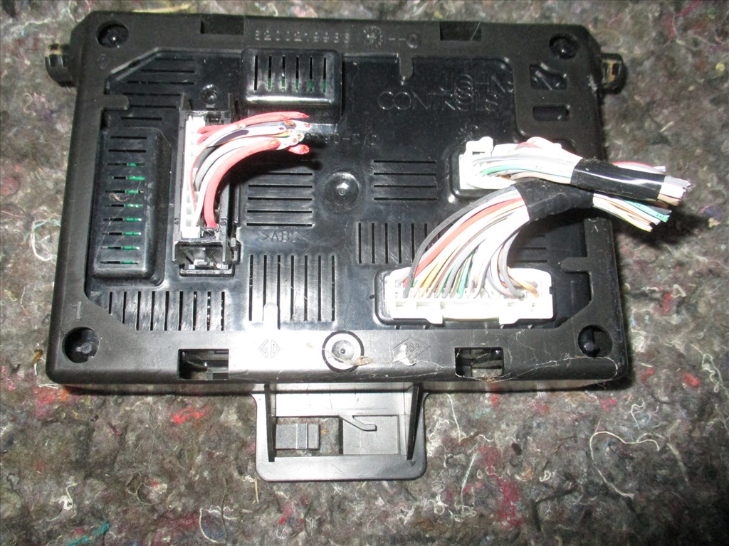 Renault Clio III, Renault Modus BCM modul belső biztosíték tábla 8200652285 1. kép