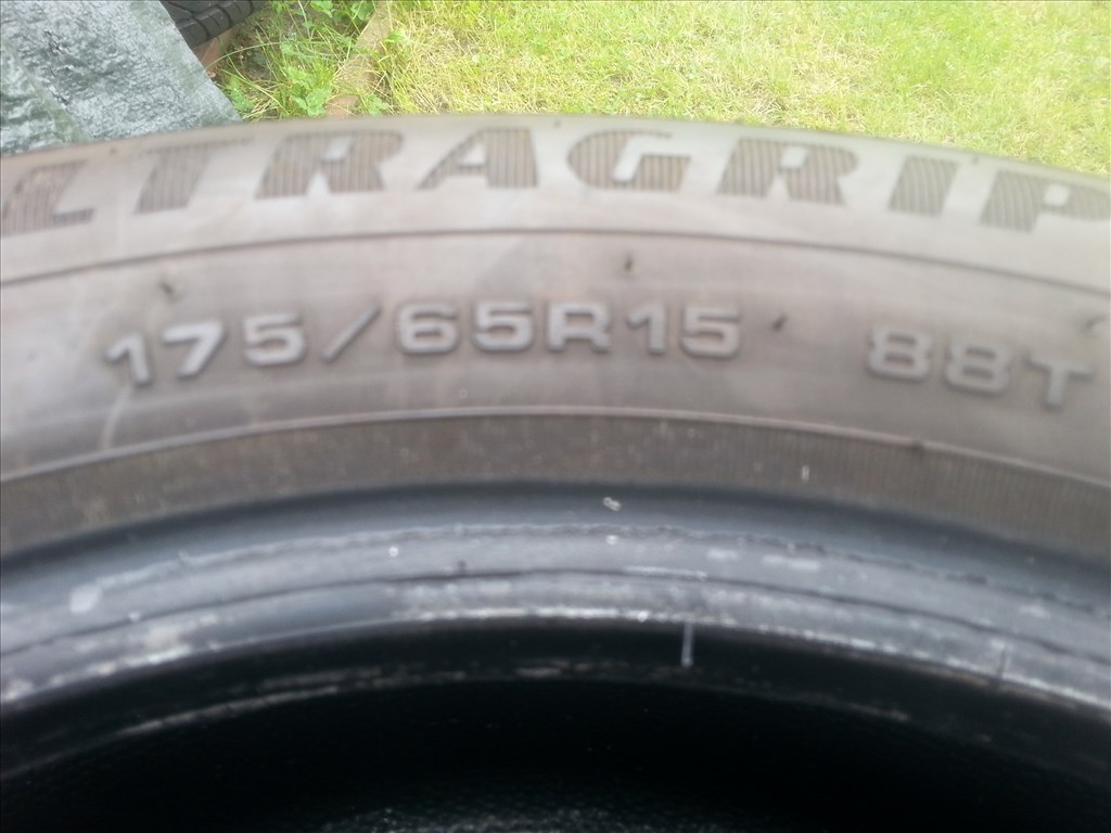  175/65R15 Goodyear Ultragrip9 téli gumi  6. kép