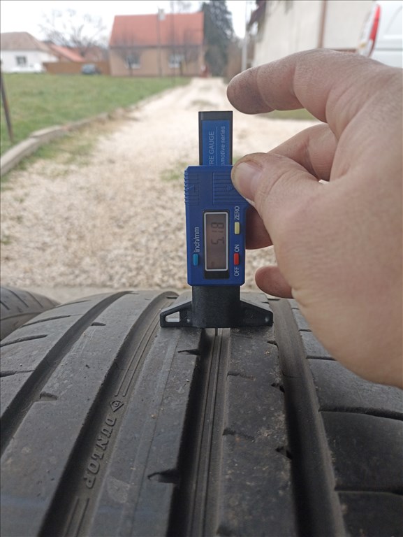  235/5019" használt Dunlop nyári gumi gumi 2. kép