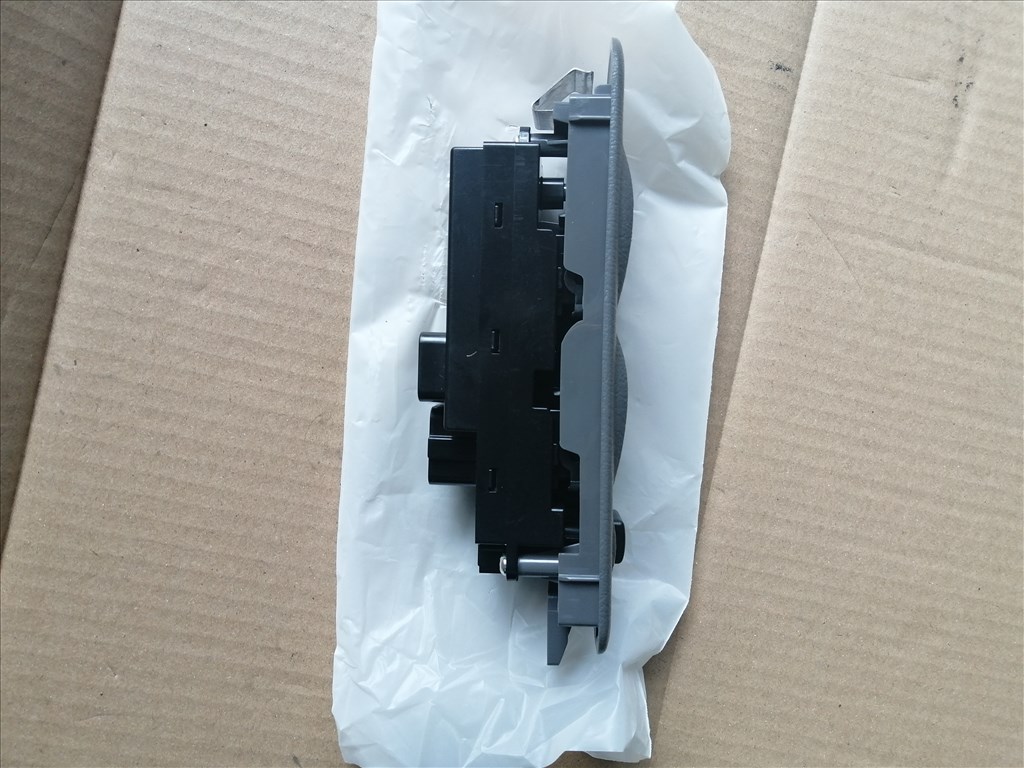 Mazda B 2500 Bal első ablakemelő Kapcsoló  5. kép