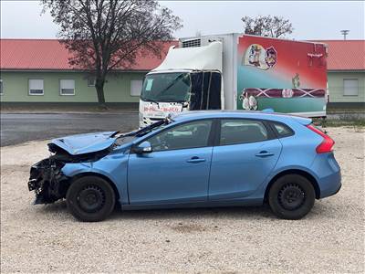 Bontásra: Volvo V40 1.6D bal hátsó negyed a sárvédővel yv1mv8431f2223368