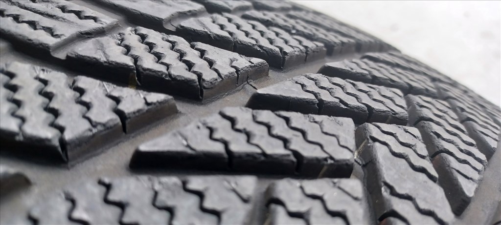  Bridgestone Blizzak LM005 MO 235/55 R19 téli gumik 2db 2. kép