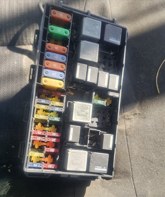 Ford Transit Connect Mk1 Motortéri biztosíték tábla  1. kép