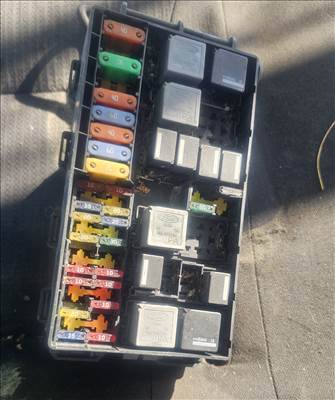 Ford Transit Connect Mk1 Motortéri biztosíték tábla 