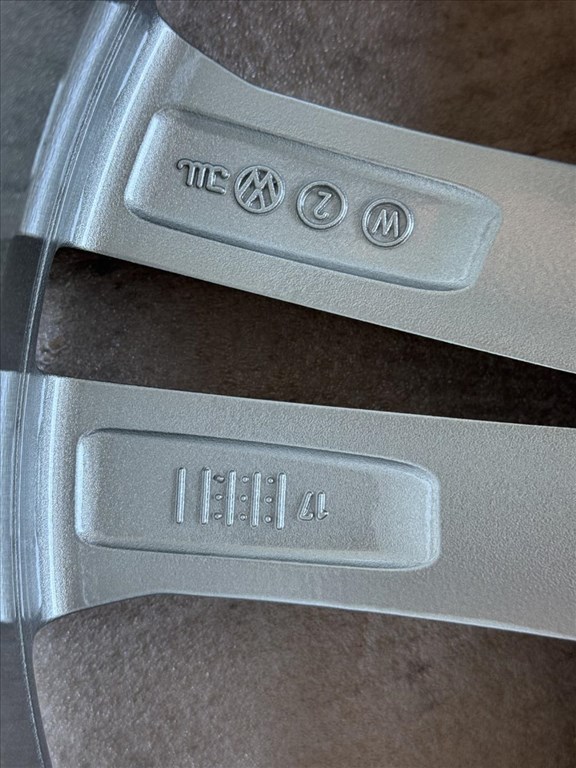 R18 Original Volkswagen 8J ET40 - 3G8 601 025N 3G8601025N 1db felni alufelni 2. kép