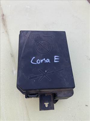 Opel Corsa E 1,4 Benzin motortér biztosíték tábla 39068005