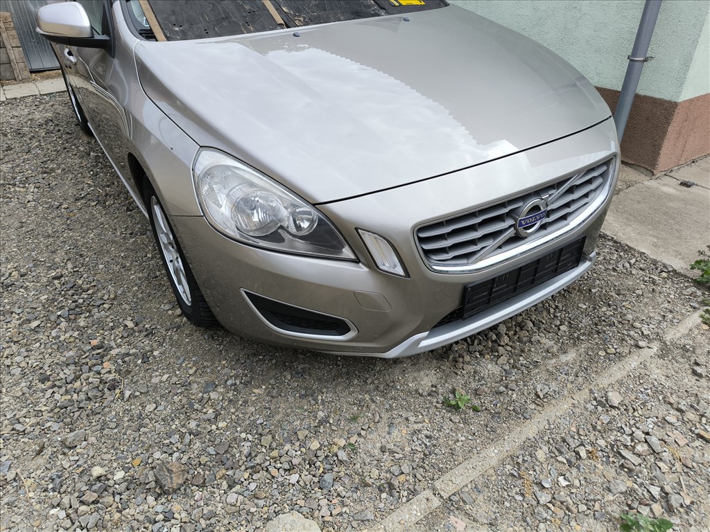 Volvo V60 2.0d 2013 bontott alkatrészei 1. kép
