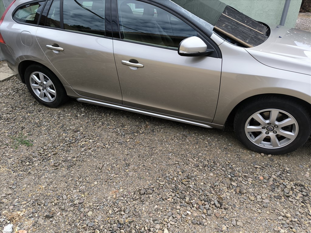 Volvo V60 2.0d 2013 bontott alkatrészei 2. kép