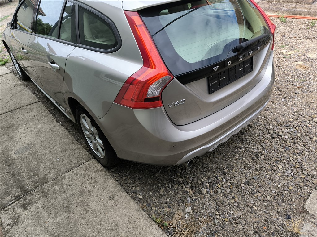 Volvo V60 2.0d 2013 bontott alkatrészei 3. kép