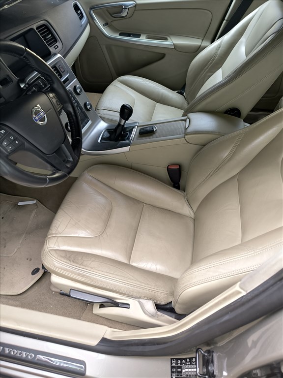 Volvo V60 2.0d 2013 bontott alkatrészei 4. kép