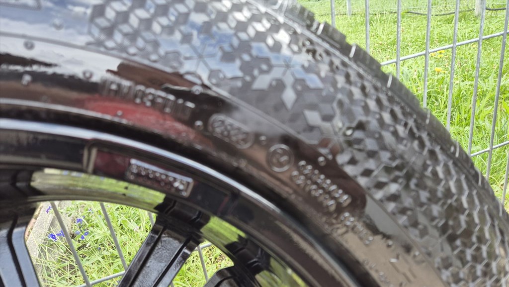  5x114.3 lyukosztású 18" újszerű Dezent alufelni, rajta 235/65 újszerű Continental téli gumi gumi  5. kép