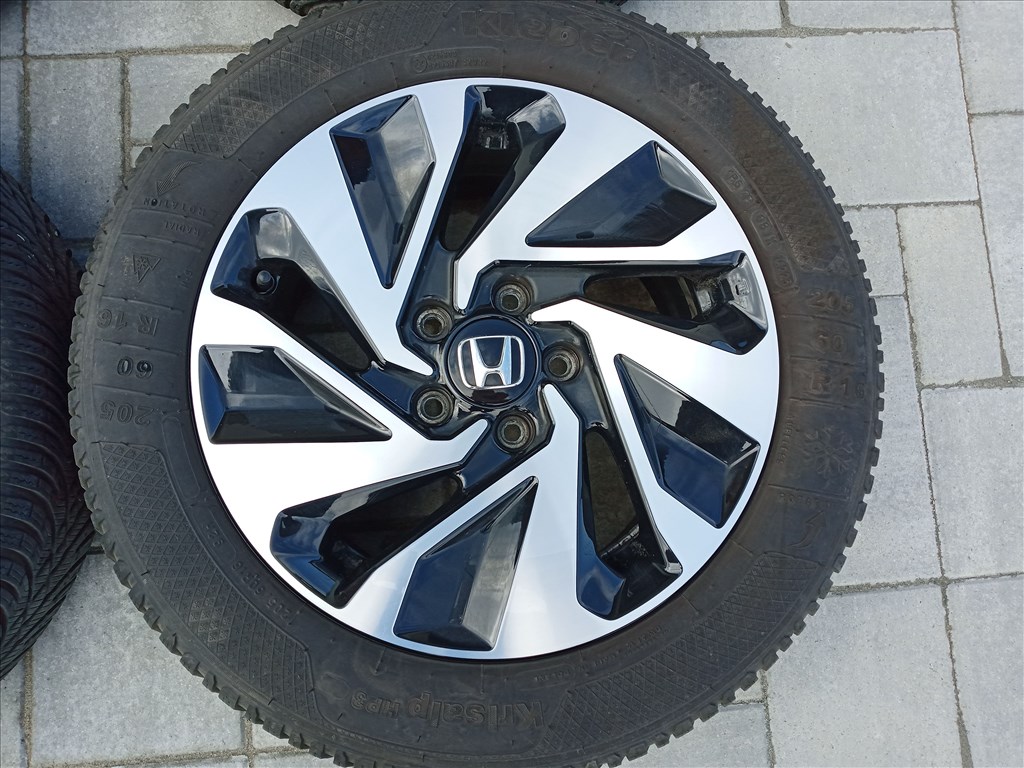 16x7J ET45 5x114.3 újszerű (gyári felni) alufelni, rajta 205/60 használt Kleber téli gumi 4. kép