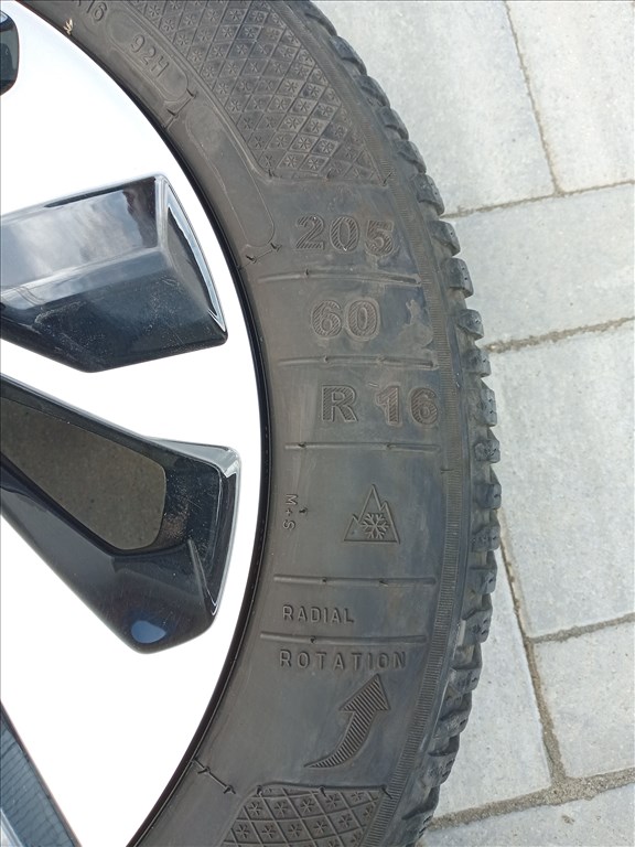 16x7J ET45 5x114.3 újszerű (gyári felni) alufelni, rajta 205/60 használt Kleber téli gumi 8. kép