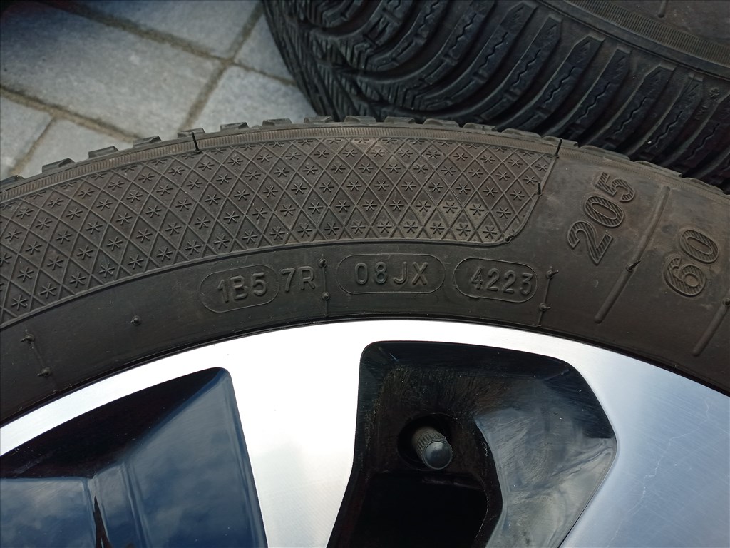 16x7J ET45 5x114.3 újszerű (gyári felni) alufelni, rajta 205/60 használt Kleber téli gumi 9. kép