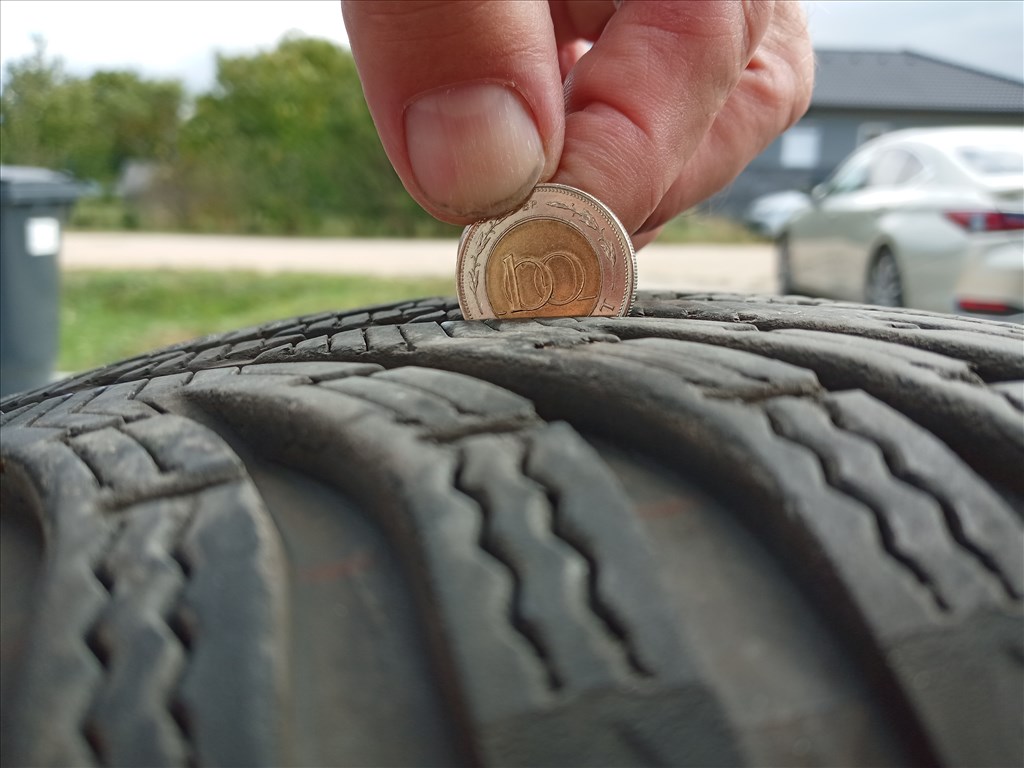 16x7J ET45 5x114.3 újszerű (gyári felni) alufelni, rajta 205/60 használt Kleber téli gumi 10. kép