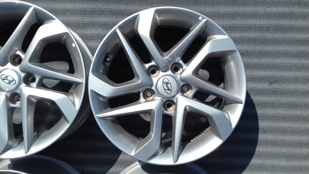  5x114.3 lyukosztású 6,5J 16" gyári Hyundai - Kia alufelni  5. kép