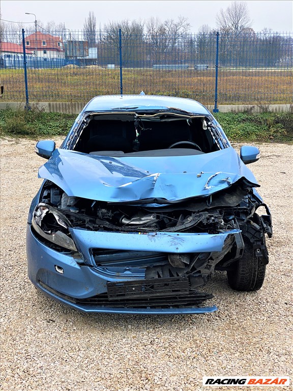 Bontásra: Volvo V40 bontott alkatrészei, elemei Motorkód: D4162T3 yv1mv8431f2223368 2. kép