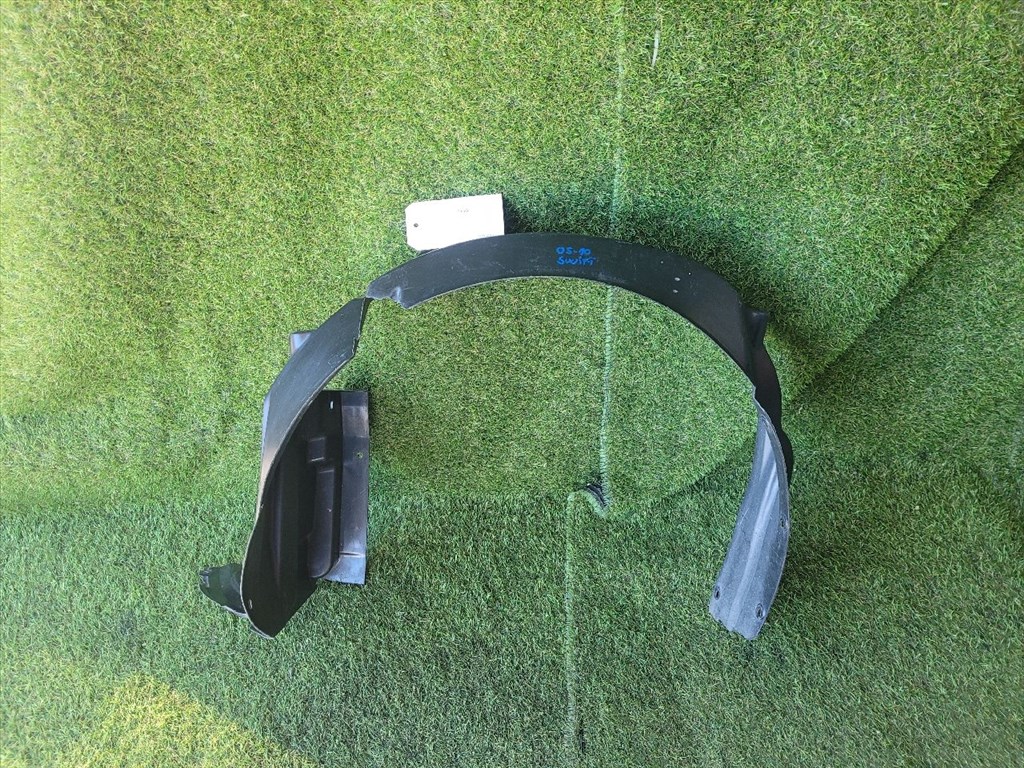 SUZUKI SWIFT III Bal első Dobbetét (Kerékjárati, Műanyag) 7232263J20 1. kép