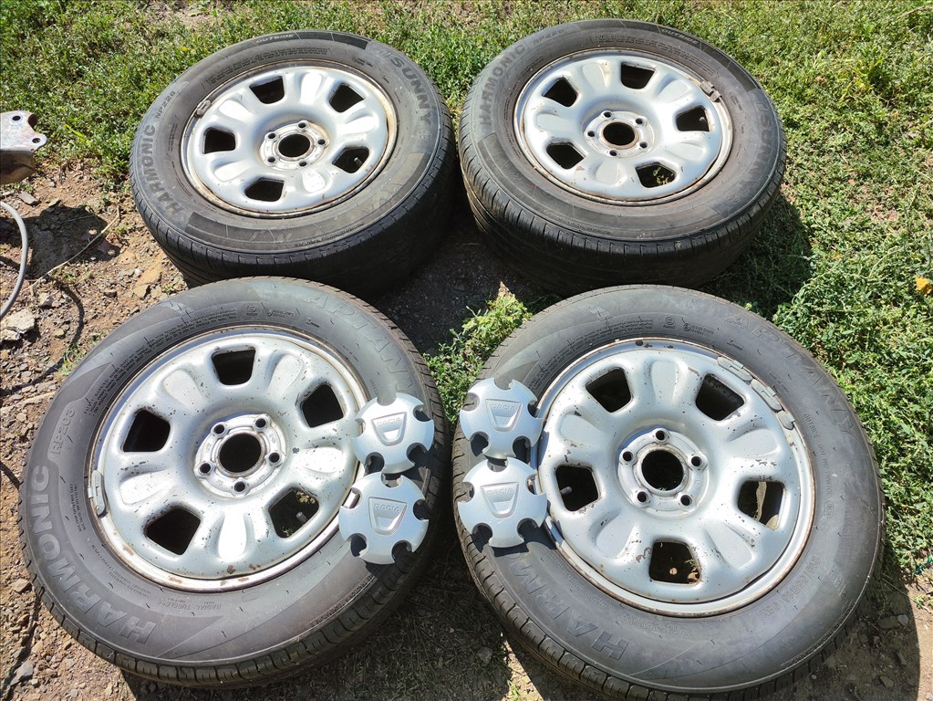 Dacia Duster 5x114.3 lyukosztású 16" használt lemezfelni, rajta 215/65 újszerű nyári gumi 1. kép