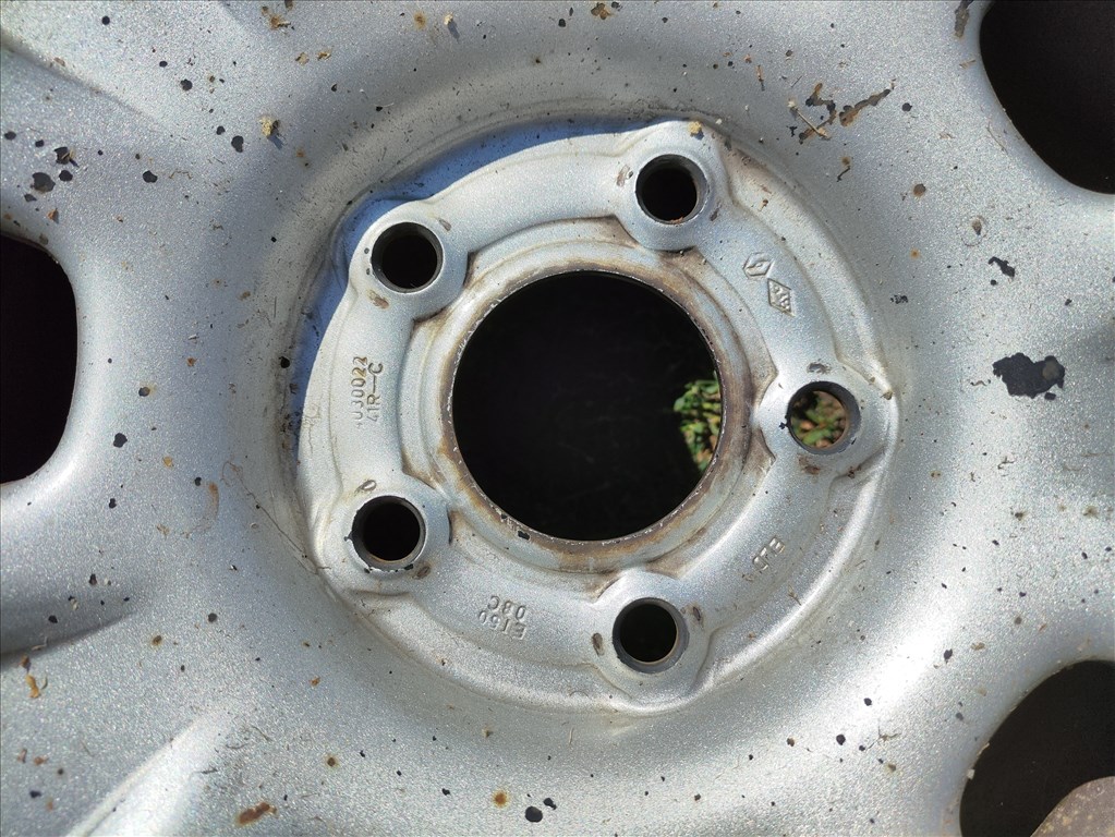 Dacia Duster 5x114.3 lyukosztású 16" használt lemezfelni, rajta 215/65 újszerű nyári gumi 2. kép