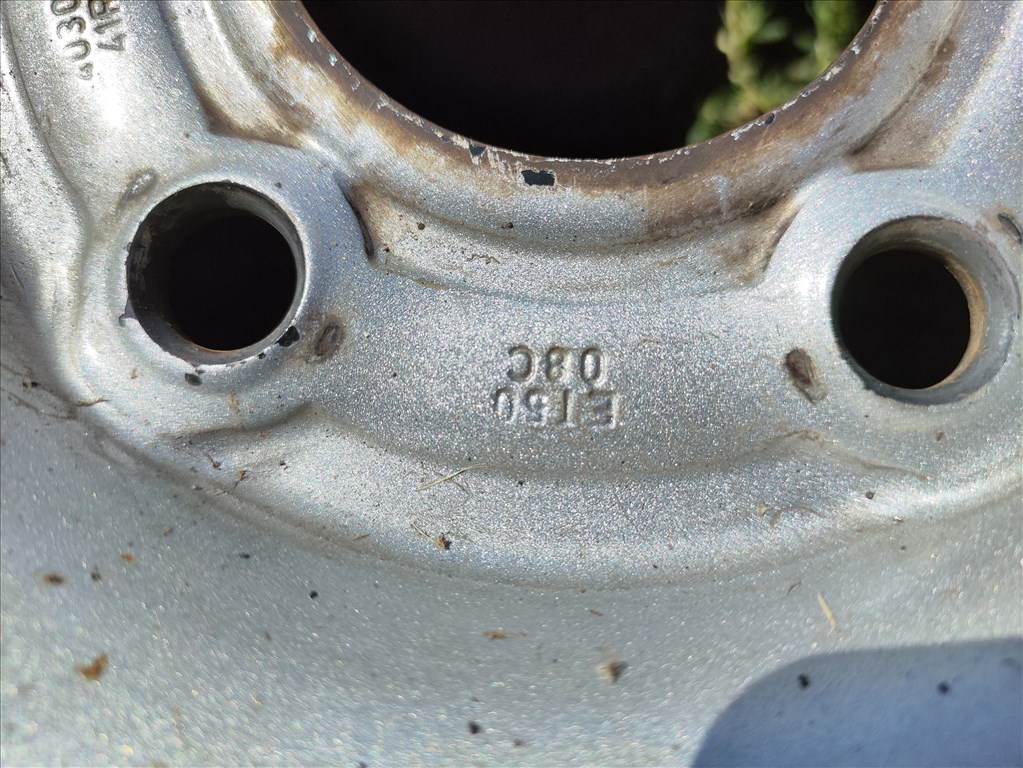 Dacia Duster 5x114.3 lyukosztású 16" használt lemezfelni, rajta 215/65 újszerű nyári gumi 3. kép