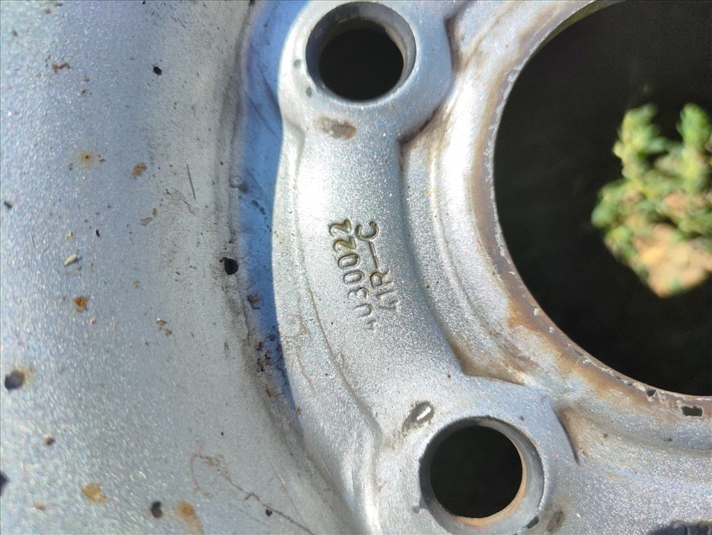 Dacia Duster 5x114.3 lyukosztású 16" használt lemezfelni, rajta 215/65 újszerű nyári gumi 4. kép