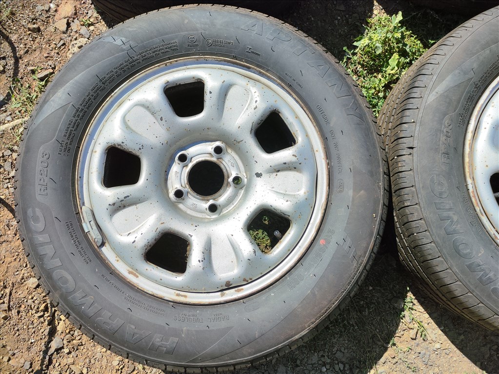 Dacia Duster 5x114.3 lyukosztású 16" használt lemezfelni, rajta 215/65 újszerű nyári gumi 5. kép