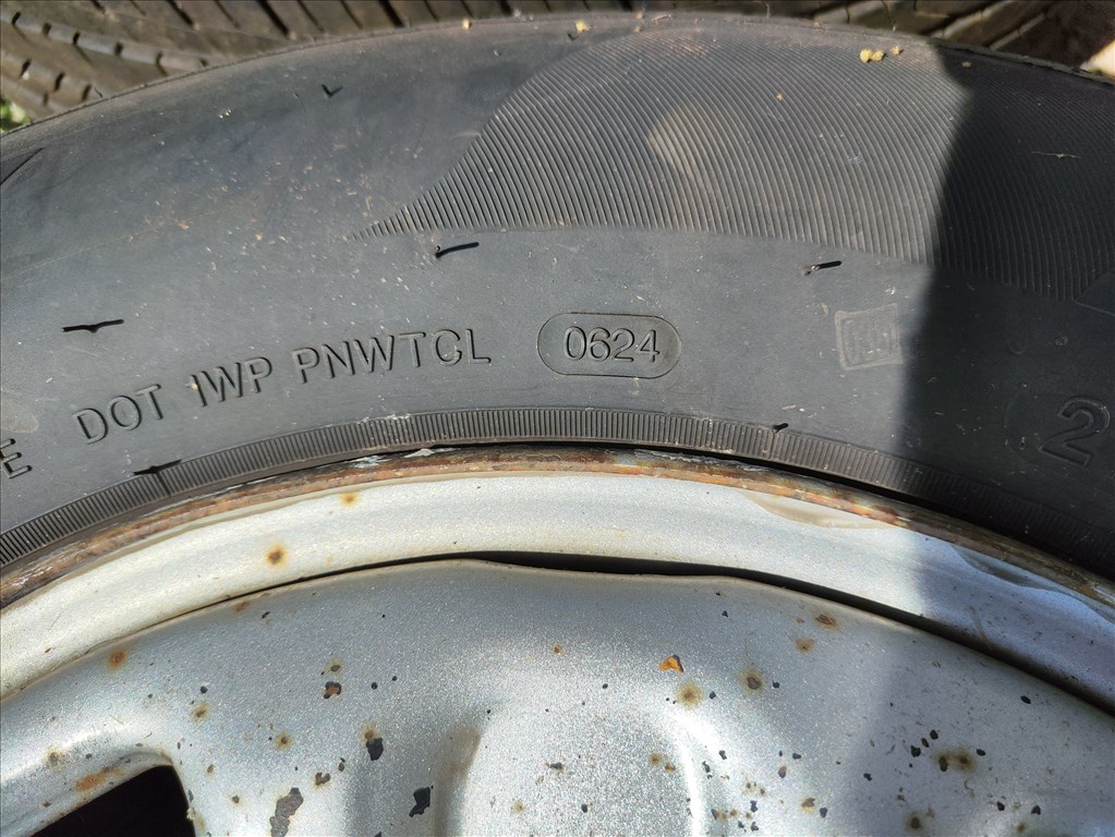 Dacia Duster 5x114.3 lyukosztású 16" használt lemezfelni, rajta 215/65 újszerű nyári gumi 6. kép