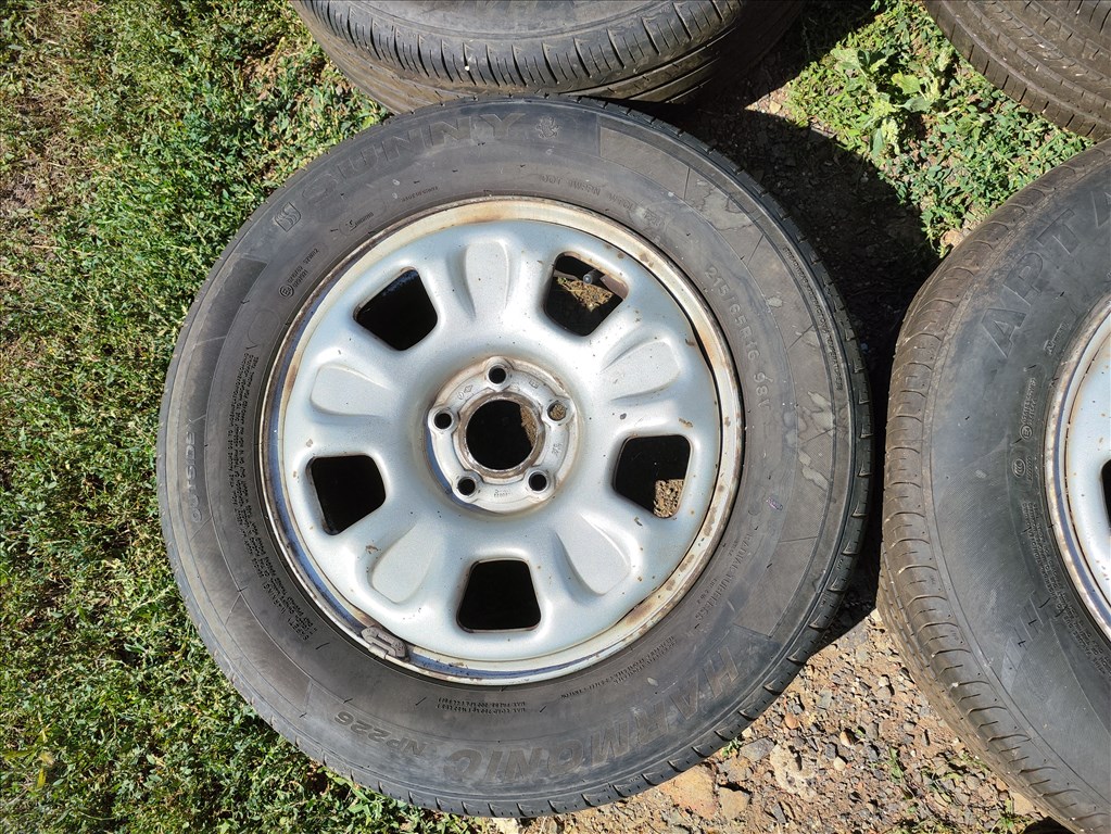 Dacia Duster 5x114.3 lyukosztású 16" használt lemezfelni, rajta 215/65 újszerű nyári gumi 7. kép