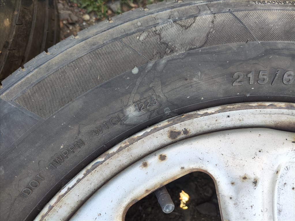 Dacia Duster 5x114.3 lyukosztású 16" használt lemezfelni, rajta 215/65 újszerű nyári gumi 8. kép