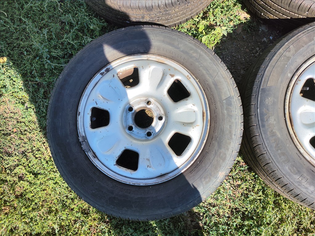 Dacia Duster 5x114.3 lyukosztású 16" használt lemezfelni, rajta 215/65 újszerű nyári gumi 10. kép