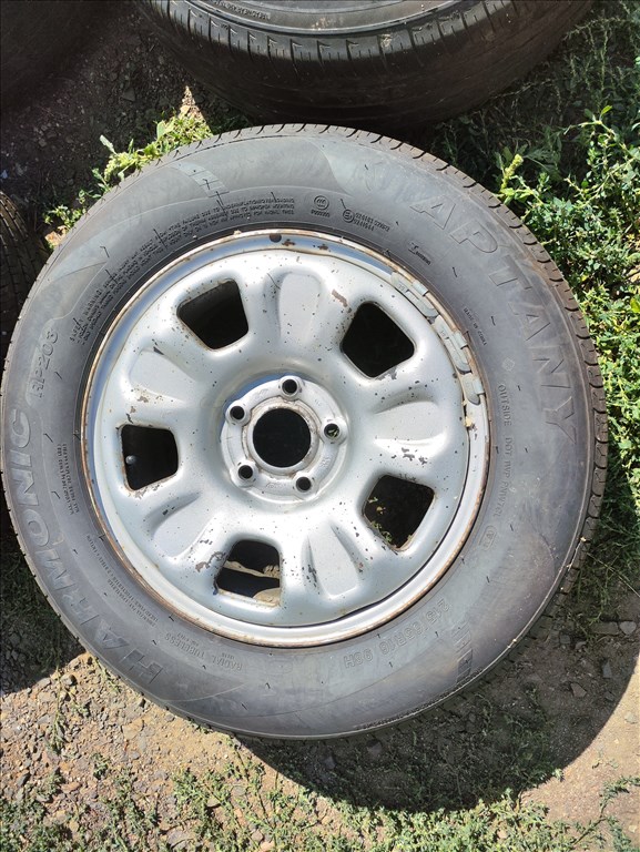 Dacia Duster 5x114.3 lyukosztású 16" használt lemezfelni, rajta 215/65 újszerű nyári gumi 12. kép