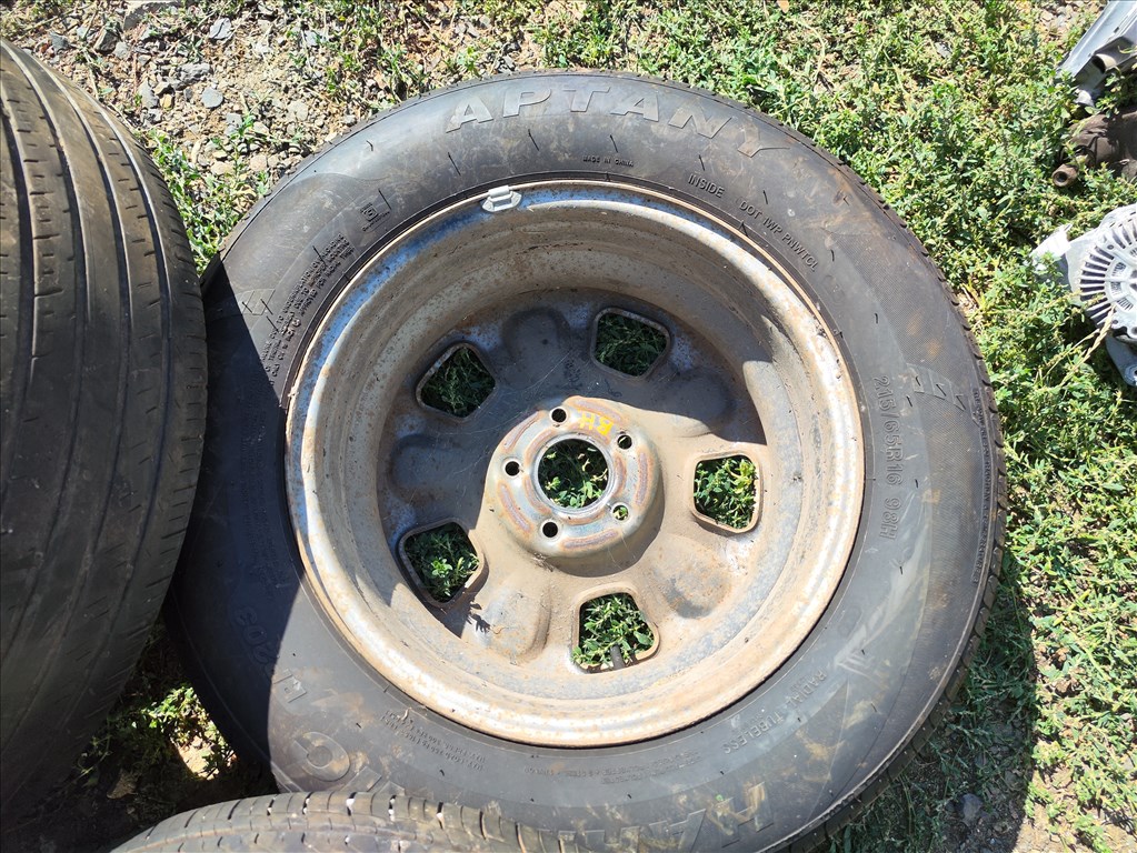 Dacia Duster 5x114.3 lyukosztású 16" használt lemezfelni, rajta 215/65 újszerű nyári gumi 15. kép
