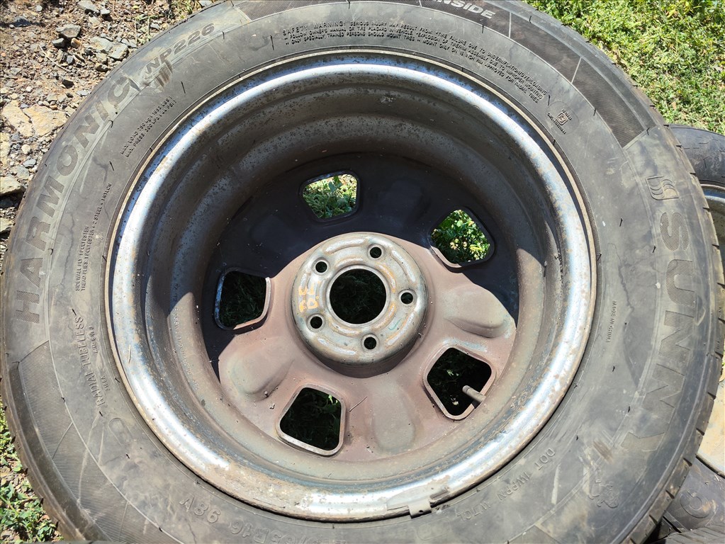 Dacia Duster 5x114.3 lyukosztású 16" használt lemezfelni, rajta 215/65 újszerű nyári gumi 16. kép