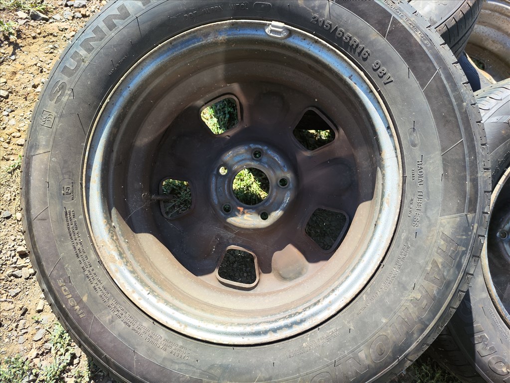 Dacia Duster 5x114.3 lyukosztású 16" használt lemezfelni, rajta 215/65 újszerű nyári gumi 17. kép