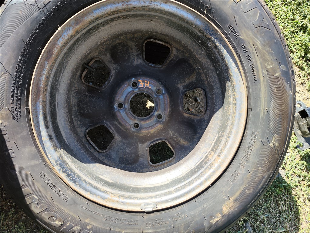 Dacia Duster 5x114.3 lyukosztású 16" használt lemezfelni, rajta 215/65 újszerű nyári gumi 18. kép