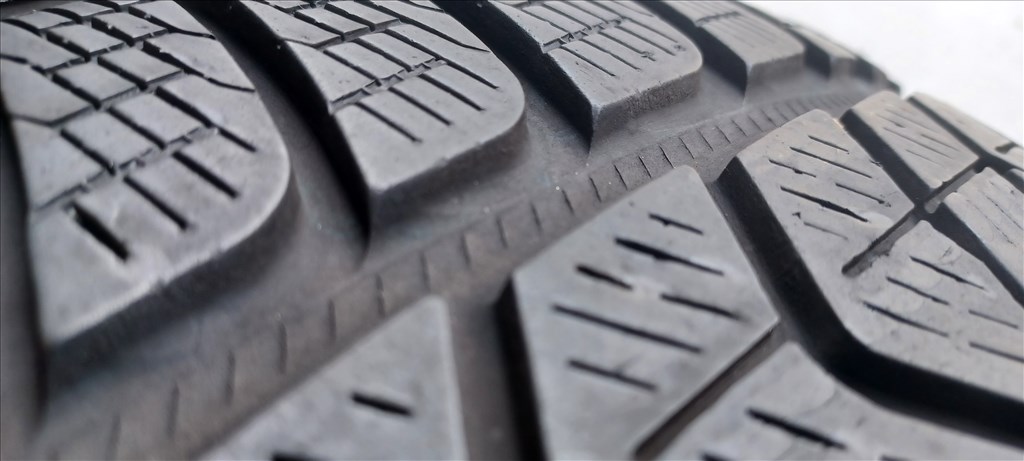  Pirelli Winter Scorpion MO 235/60 R18 téli gumik 4db 2. kép